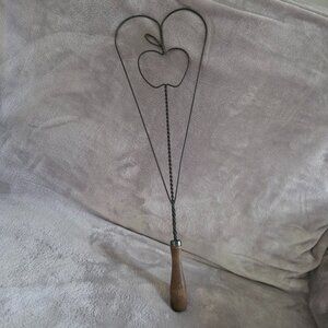 Vintage Wire Metal Carpet Rug Beater w/Wood Handle (Apple in Heart Design)